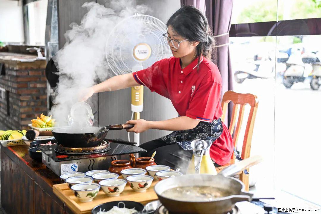 全网追的“扁担女孩”，找了一份暑假工，时薪12元 - 台湾生活资讯 - 台湾28生活网 tw.28life.com